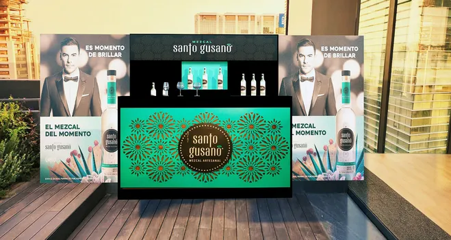 Stand en fiesta de mezcal Santo gusano